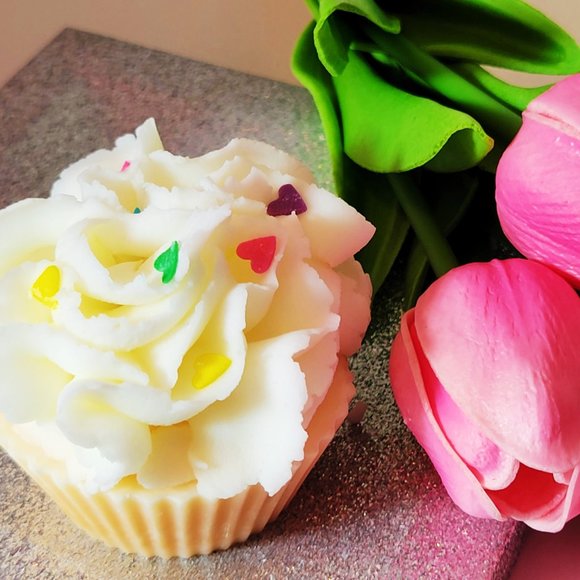 Warm Vanilla Butter Cream Cupcake Birthday Confetti Hearts Scented Soy Wax Melts - Picture 11 of 14